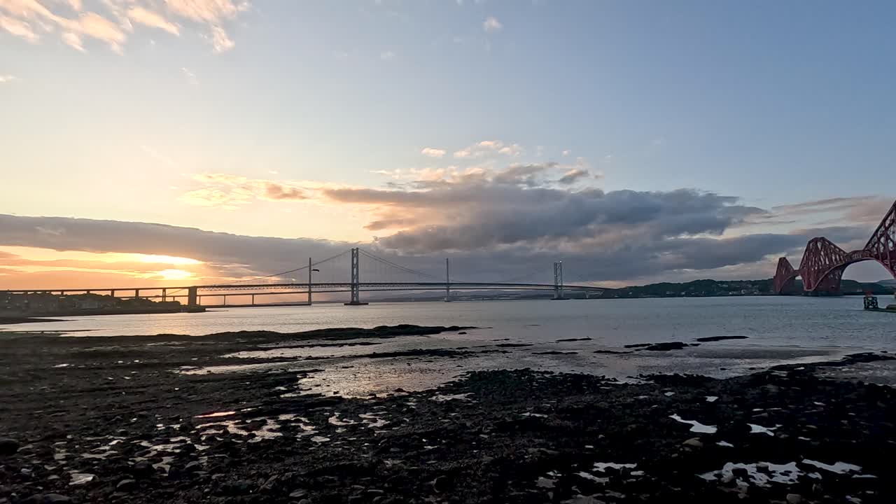 다리와 해변 풍경의 일몰 풍경