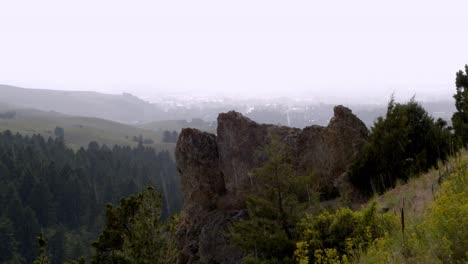 Leichter-Regen-An-Einem-Sonnigen-Tag-über-Dem-Tal-Und-Einem-Felsen