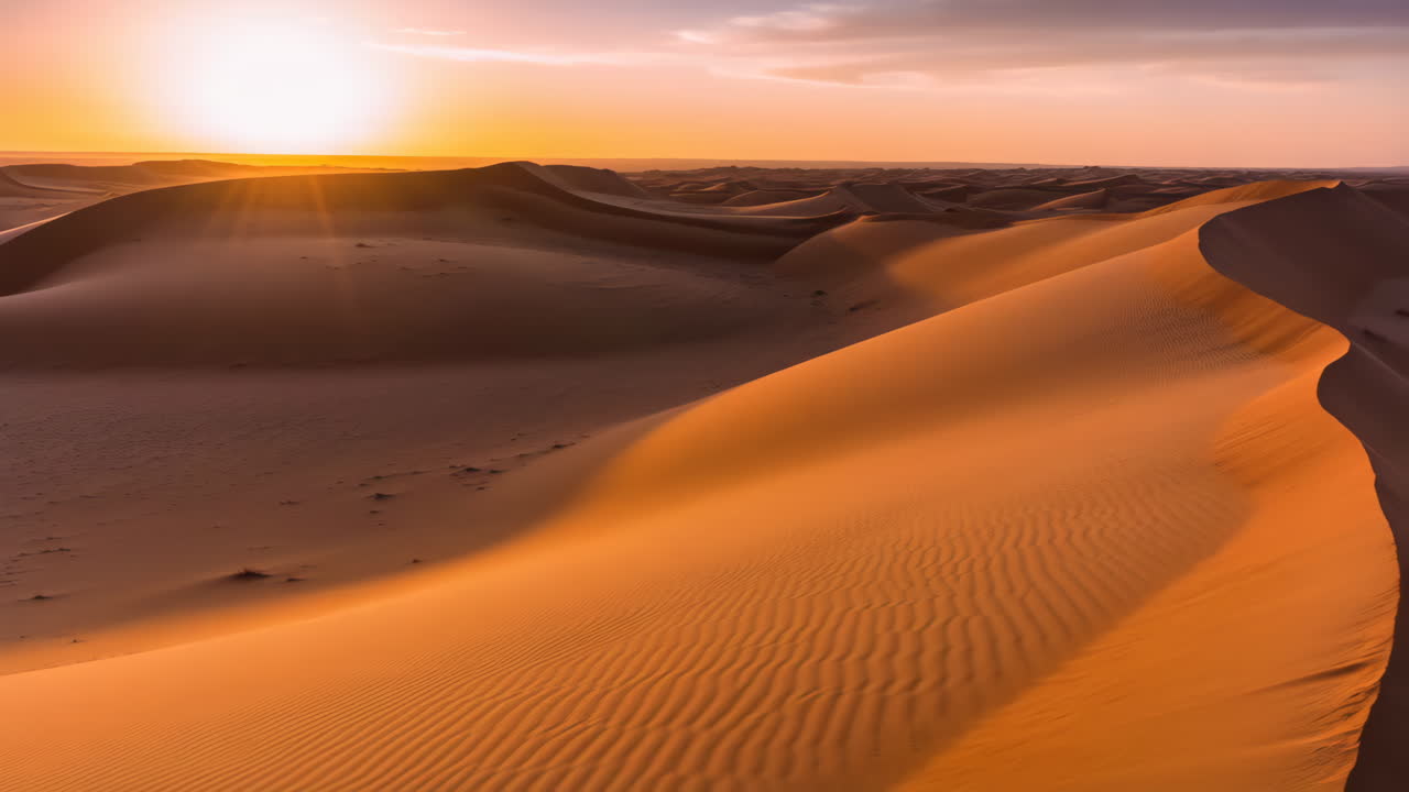 puesta de sol sobre las dunas del desierto