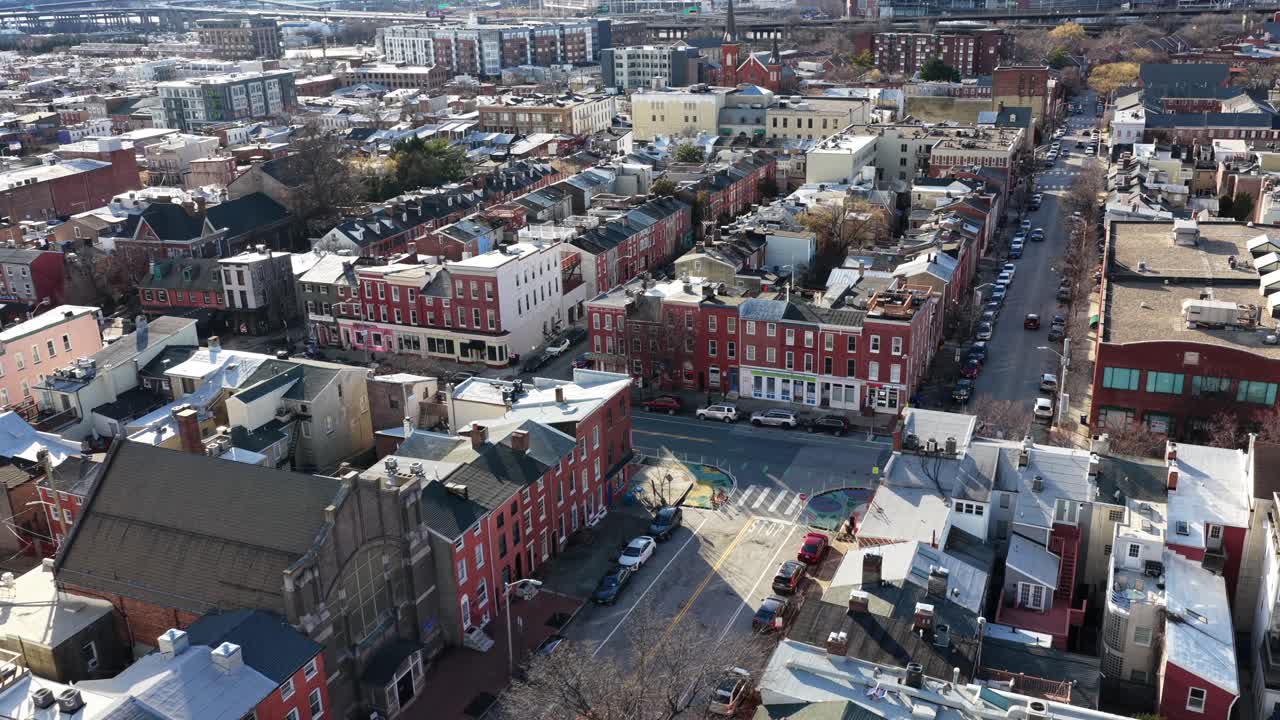 Vista aerea del quartiere di case a schiera di Baltimora in inverno, con case a schiera storiche in mattoni, strade urbane e calda luce solare. Atmosfera residenziale americana tranquilla negli USA. Vecchie case in design classico