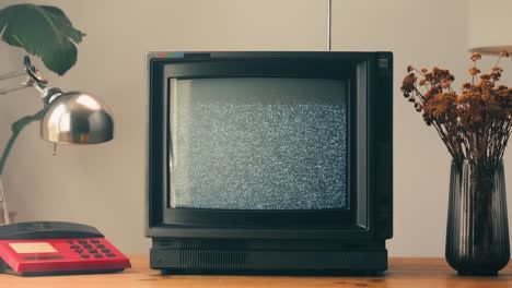 tv retro, televisión vintage en una configuración nostálgica, una tv retro muestra grano en la pantalla, dispositivo aterrador de la noche de halloween bueno para la llave de croma y la pantalla verde. imágenes de alta calidad 4k