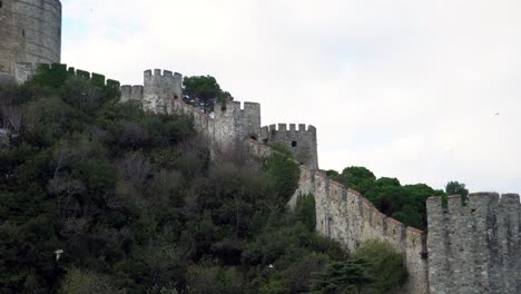 Türme-Und-Mauer-Von-Rumelihisari-Von-Der-Bosporus-straße-In-Istanbul-Aus-Gesehen