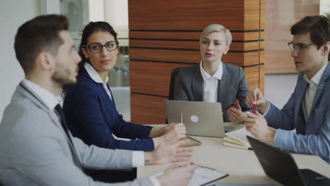 reunión de negocios en una oficina moderna