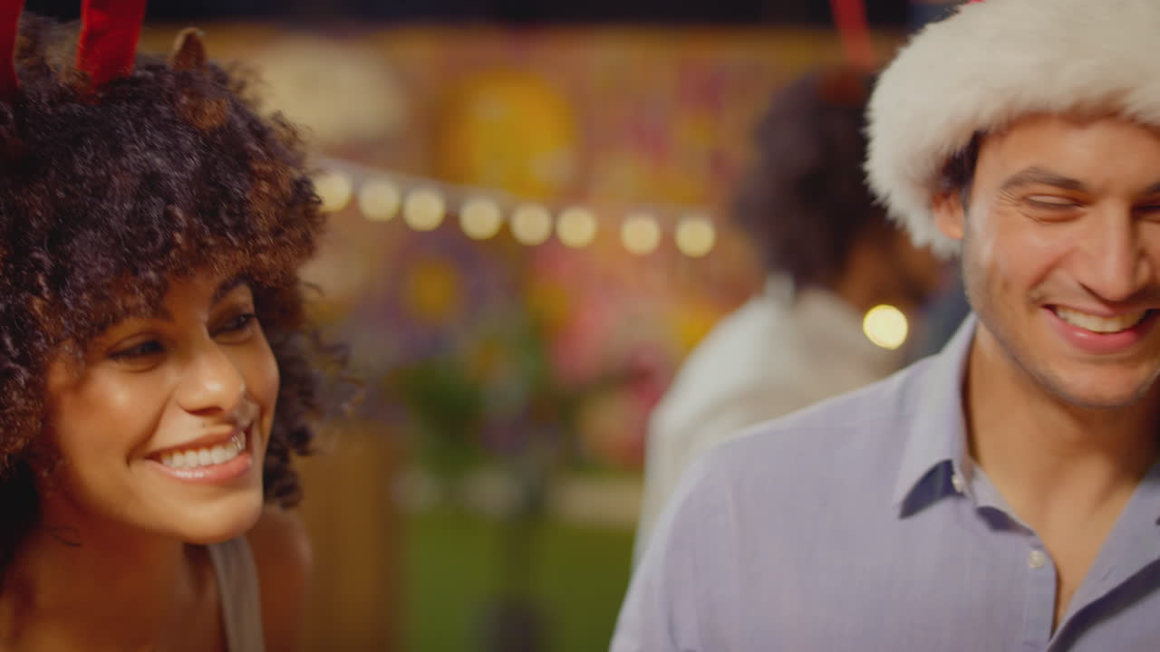 grupo multicultural de amigos celebrando disfrutando bailando y bebiendo en la fiesta de navidad en el bar