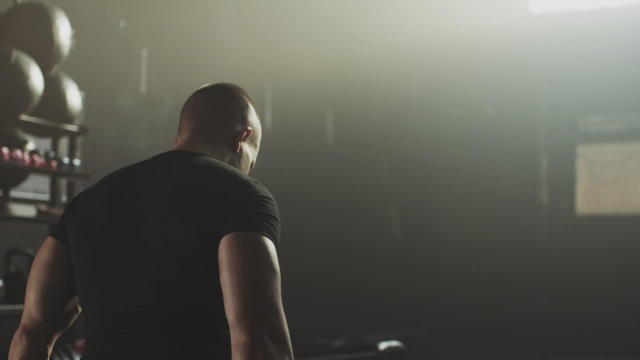 체육관에서 밖으로 일하는 남자