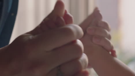 cerca de la madre sosteniendo los pies del bebé juguetón besando los dedos de los pies cuidando al recién nacido cuidando del bebé en casa disfrutando de la maternidad