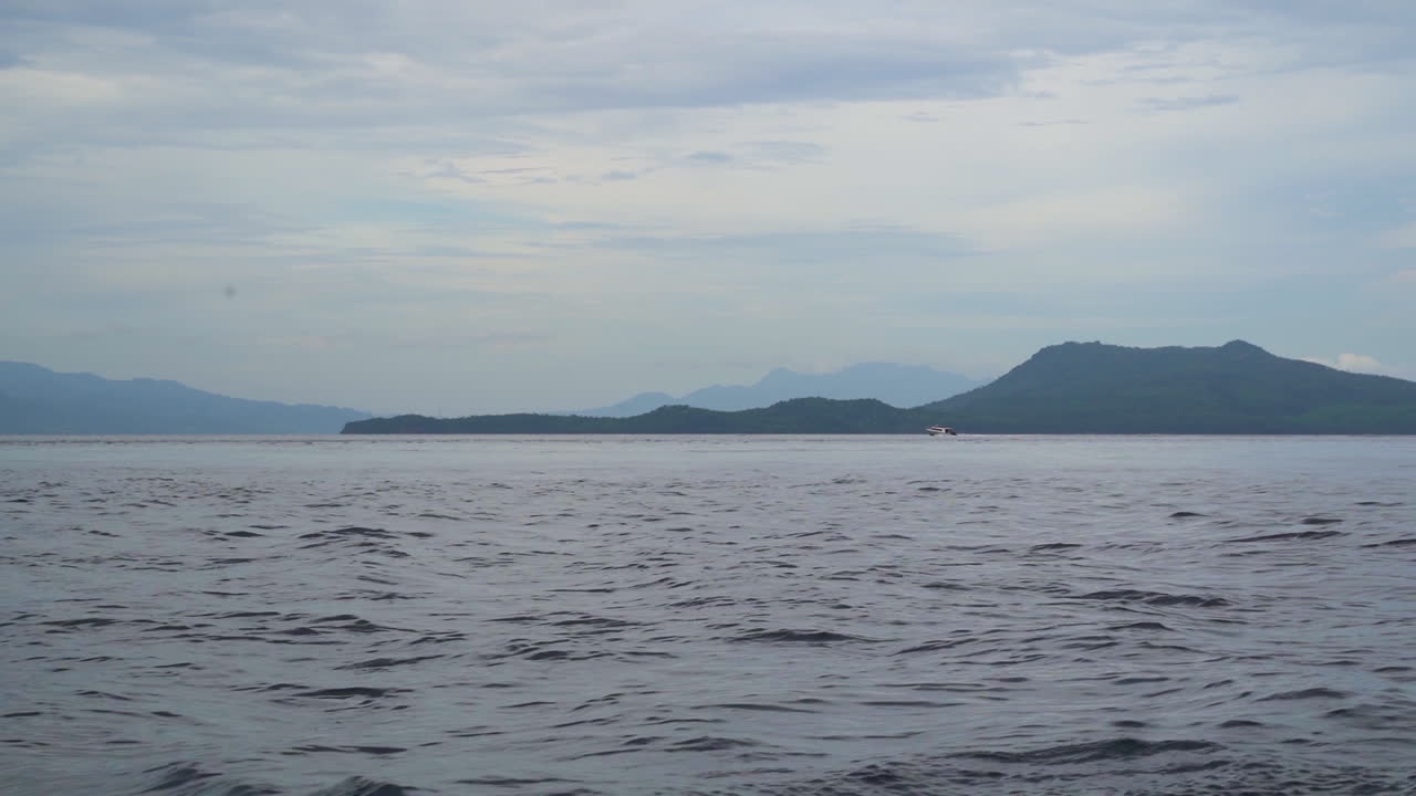 흐린 날에 보트에서 슬로우 모션 pov