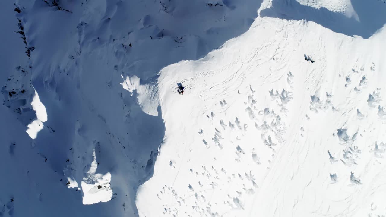 esquiadores de pie en una montaña cubierta de nieve 4k