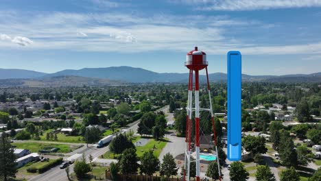 vista aérea de una torre de agua en spokane, washington, con una barra animada que representa el bajo nivel de agua de la instalación.