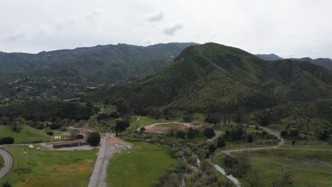 Amplia-Toma-Aérea-Descendente-De-Las-Ruinas-Del-Rancho-Paramount-En-Agura-Hills,-California,-5-Años-Después-De-Quemarse-Hasta-Los-Cimientos.