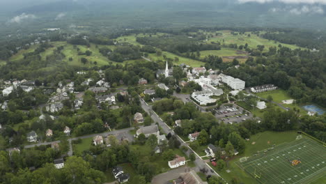 imágenes aéreas de drones panorámicos de manchester, vermont, ee.uu. desde las nubes