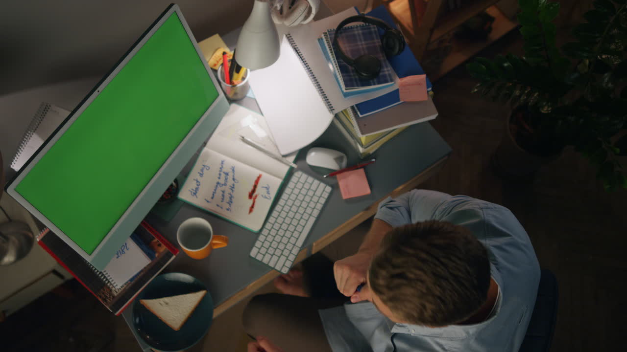 hombre carismático interpretando una canción por la noche apartamentos vista superior. chico cantando en línea