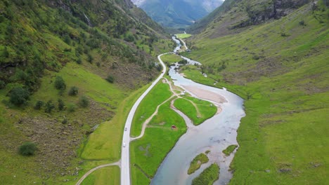 Valle-Verde-Stardalselva-En-Vestland,-Noruega---Inclinación-Aérea-Hacia-Arriba