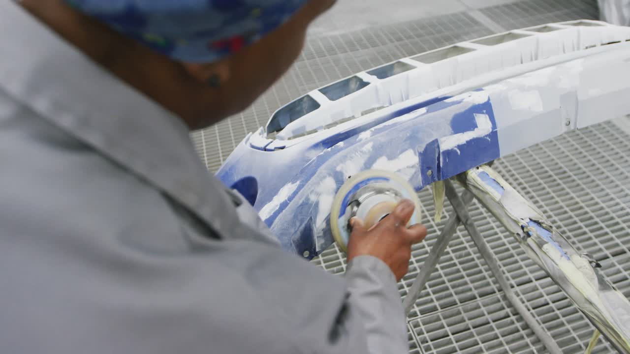 아프리카계 미국인 여성 자동차 메카닉 이 자동차  ⁇ 에 밀더 를 사용 하고 있다