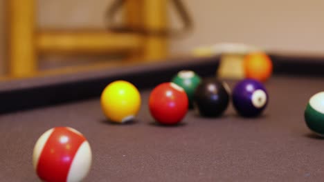 farbige snookerbälle bewegen sich auf dem tisch - nahaufnahme