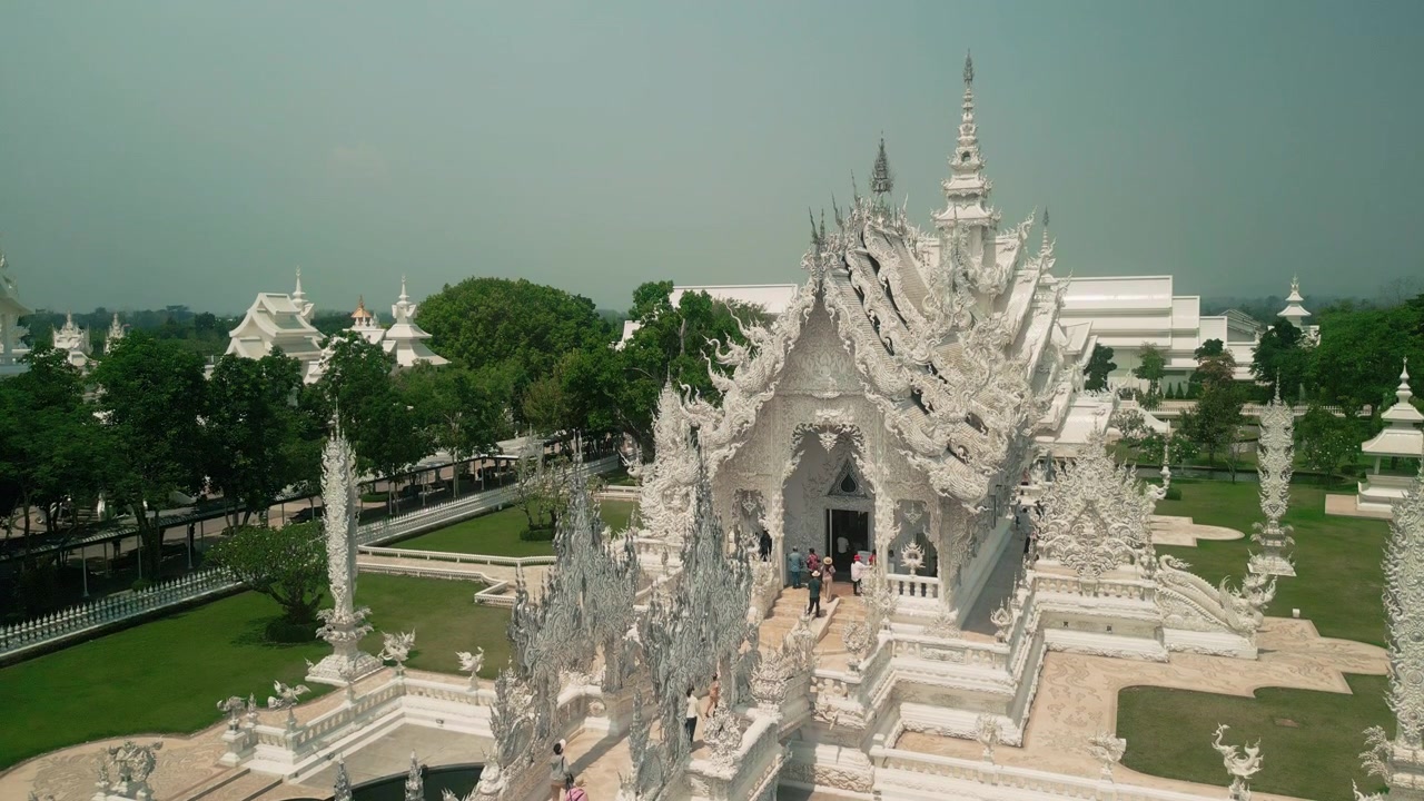 Vista aerea del Tempio Bianco Wat Rong Khun a Chiang Rai.