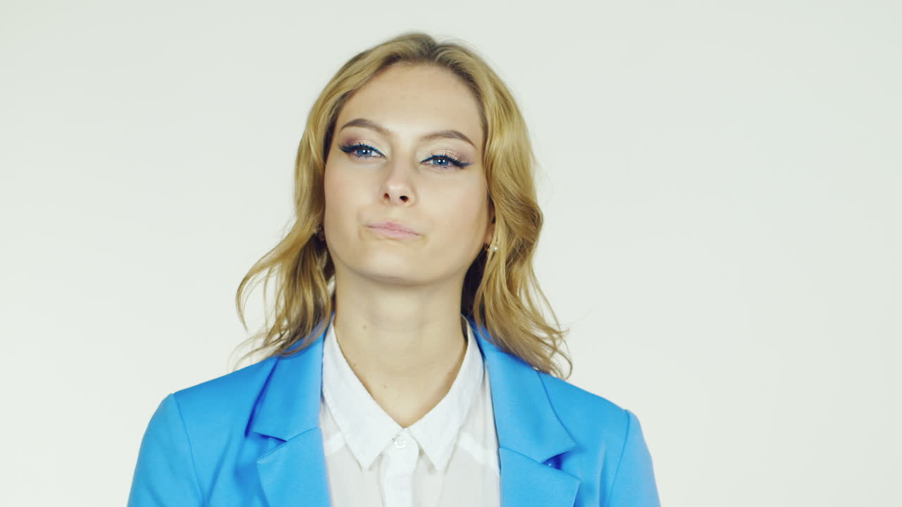 la mujer tiene una idea atractiva joven que muestra un gesto de que se le ocurrió una gran idea hd v