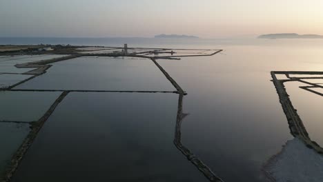 Vista-Aérea-Del-Estanque-De-Sal-De-Trapani-Al-Atardecer-Con-Islas-Egadi-A-Distancia-En-El-Mar-Mediterráneo