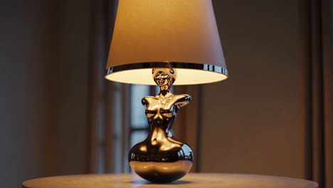 elegante mujer estatuilla lámpara de mesa