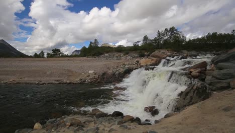 Poderosa-Cascada-Junto-Al-Lago-Gjevilvatnet,-Gran-Flujo-De-Agua