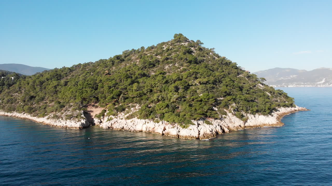 La montagna rocciosa verde vicino al mare - Attrazione turistica in Grecia - ripresa aerea a bassa quota