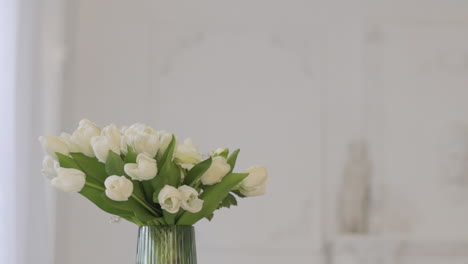 mujer alérgica oliendo ramo de flores y estornudando 1