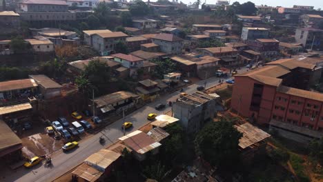 Disparo-De-Drone-Rastreando-Un-Camión-En-Las-Calles-Suburbanas-De-Yaundé,-En-El-Soleado-Camerún