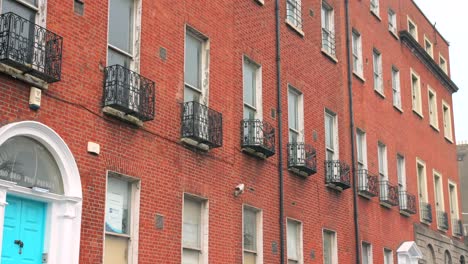 Bloque-Típico-De-Casas-Con-Arquitectura-De-Ventanas-De-Ladrillo-En-Dublín,-Irlanda