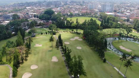 Majestuoso-Campo-De-Golf-Cerca-Del-Interminable-Paisaje-Urbano-De-Magelang