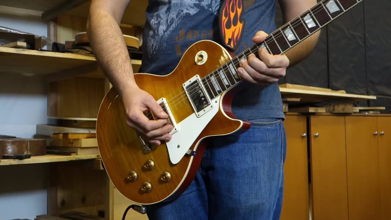 la guitarra siendo tocada por un músico de rock