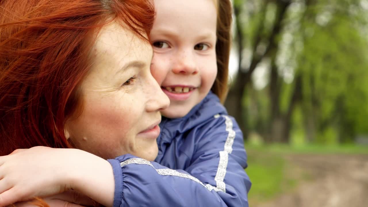Mutter und Tochter umarmen sich im Park.