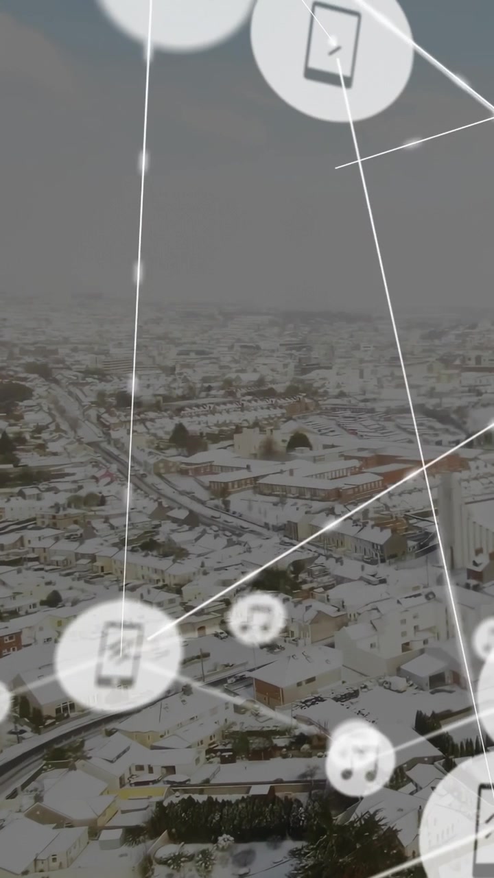 Icone di telefono e musica in alto a destra che appaiono e si muovono sopra una città innevata, formando una rete tecnologica luminosa