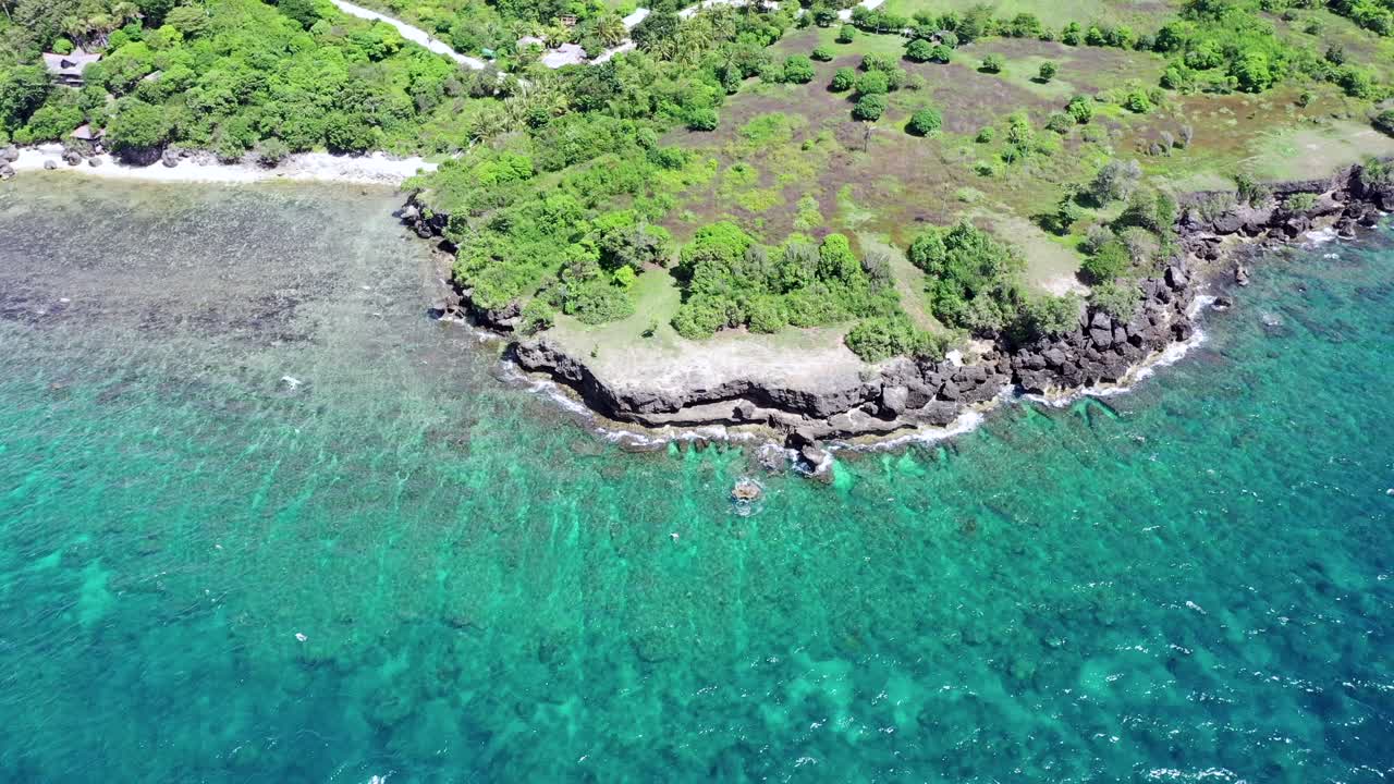네그로스 오리엔탈, 필리핀, 휴일 천국의 청록색 바다가 있는 해변과 해안의 공중 전망