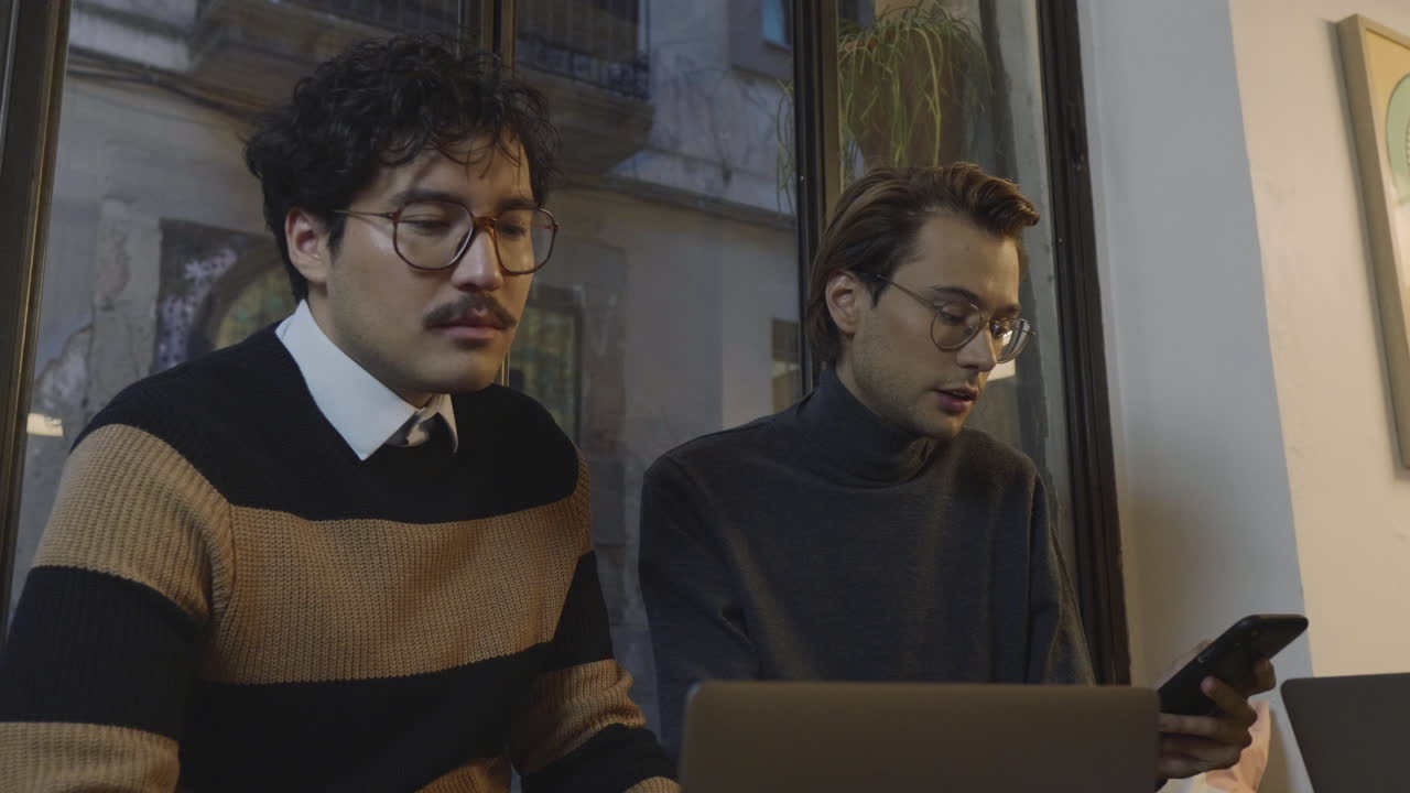 카페 에서 대화 하는 사업가 들. 실내 에서 노트북 에서 일 하는 사업가 들