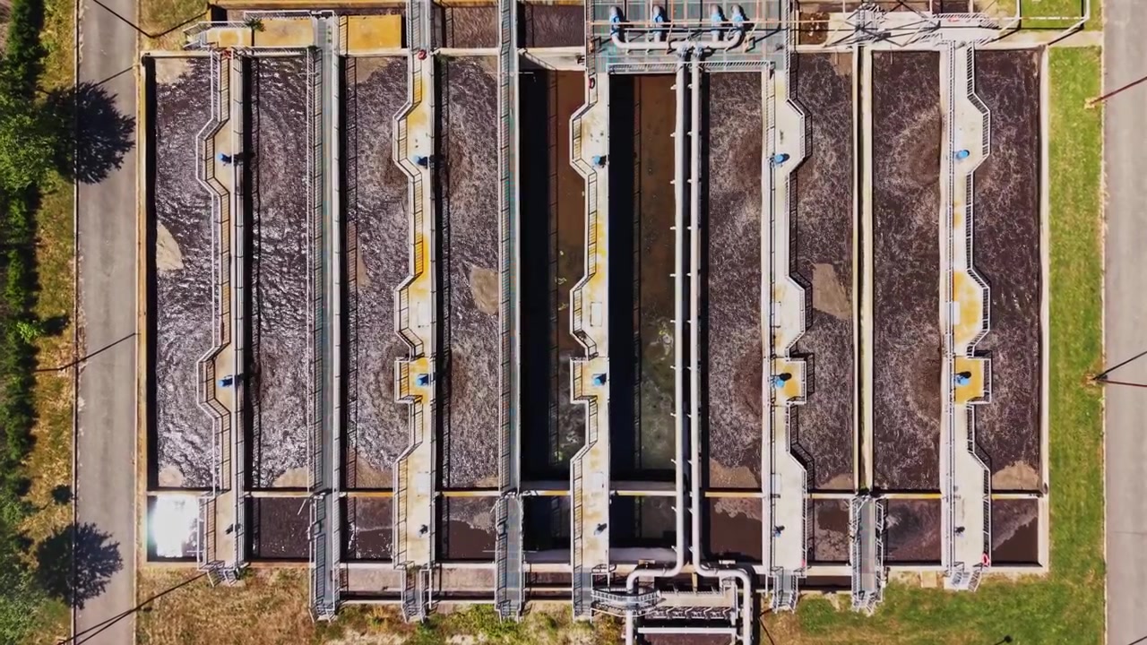 Impianto di trattamento delle acque che tratta le acque reflue in un grande stabilimento