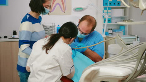 Niño-Sentado-En-Una-Silla-Estomatológica-Abriendo-La-Boca