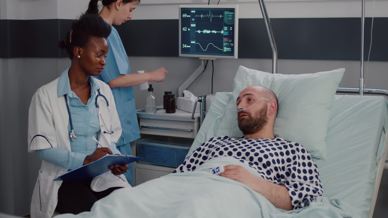 médico afroamericano discutiendo con un hombre enfermo escribiendo tratamiento médico