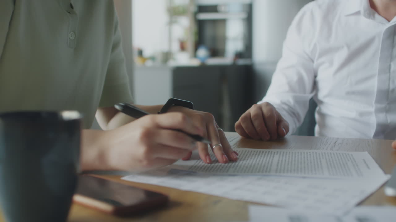 Donna che firma un accordo con un consulente finanziario