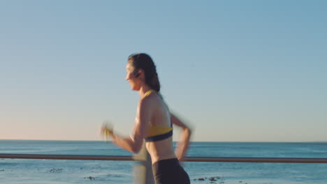 Fitness,-Mujer-Asiática-Y-Corriendo-Por-La-Playa