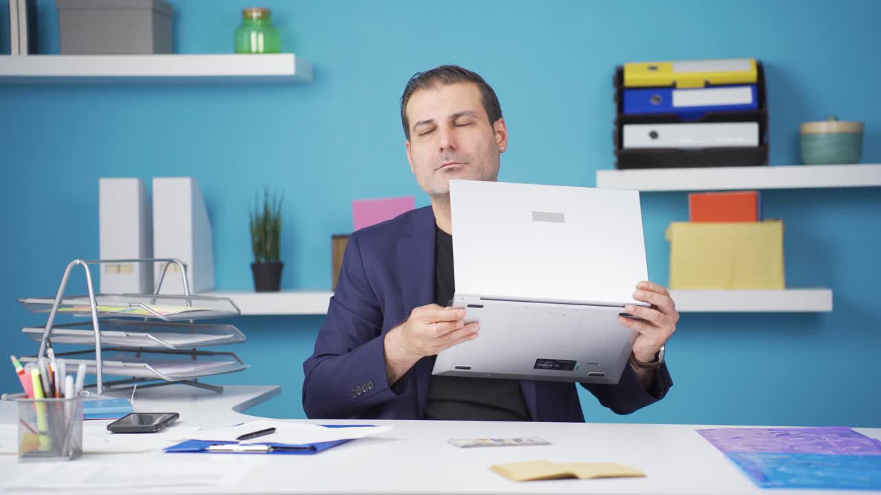 un hombre de negocios feliz y alegre experimentando alegría.