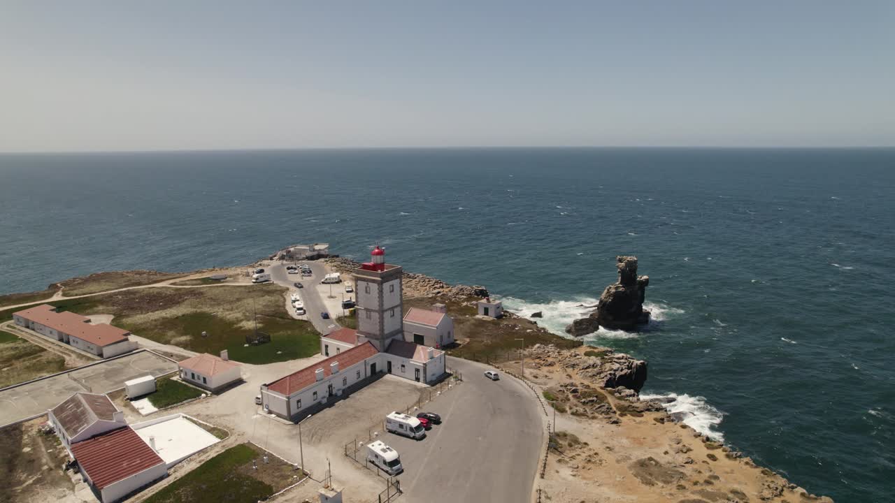 vista aérea ascendente faro de cabo carvoeiro, horizonte del océano atlántico, peniche