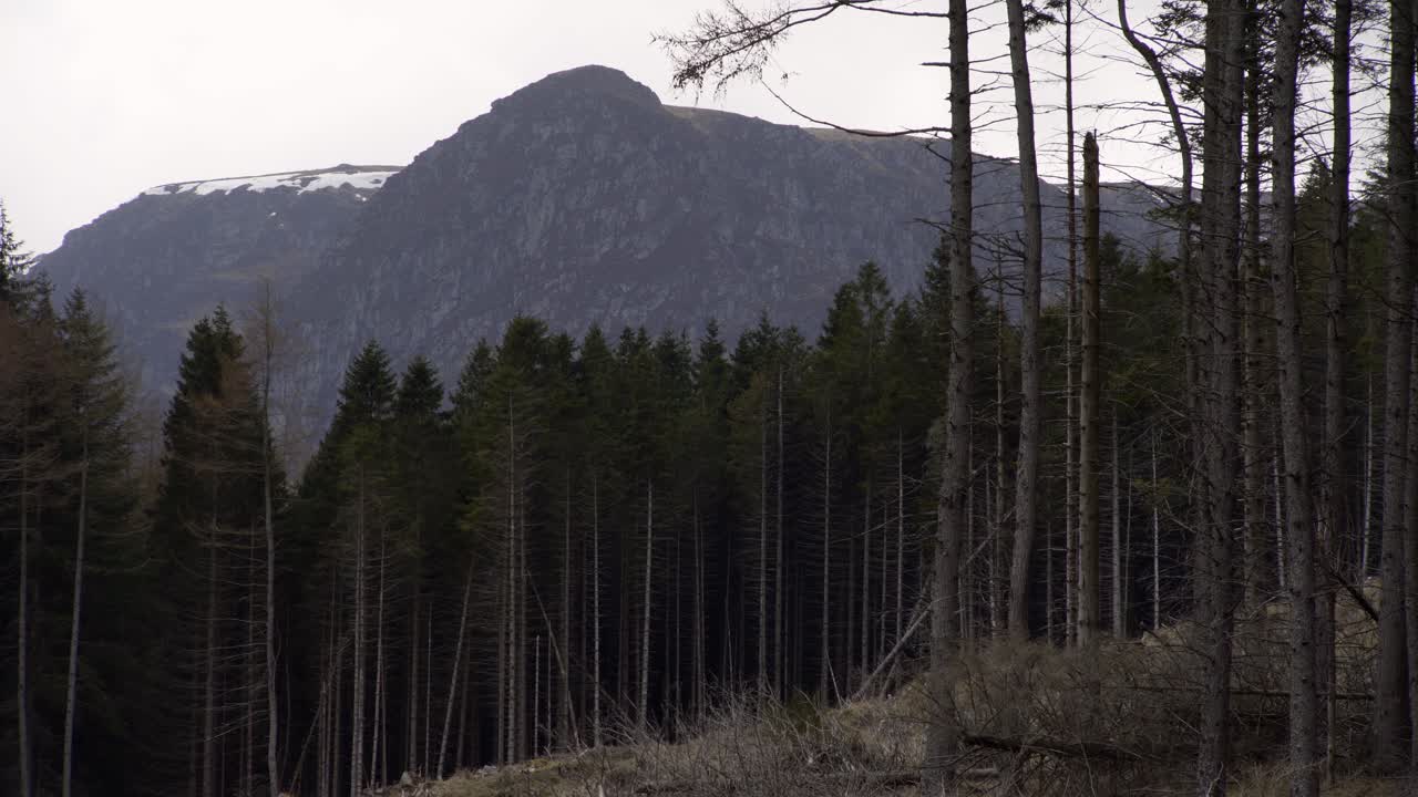 disparo estático de una cumbre nevada en la cima de una montaña en los valles y colinas alrededor de glasgow