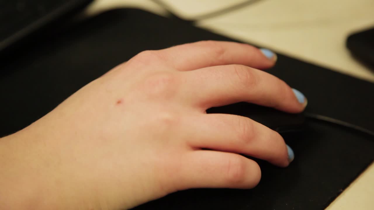 mano del estudiante desplazándose con un mouse de computadora