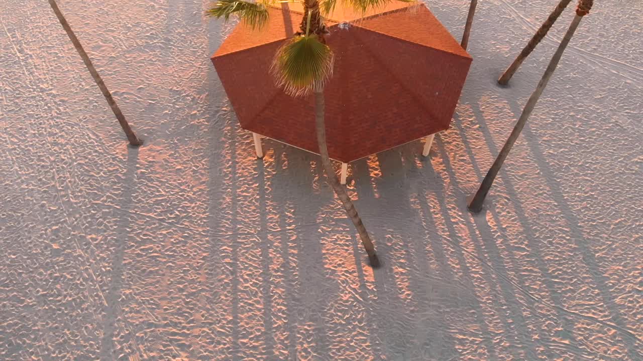 disparo de dron moviéndose hacia abajo y panoramizando hacia arriba con una cabaña como sujeto