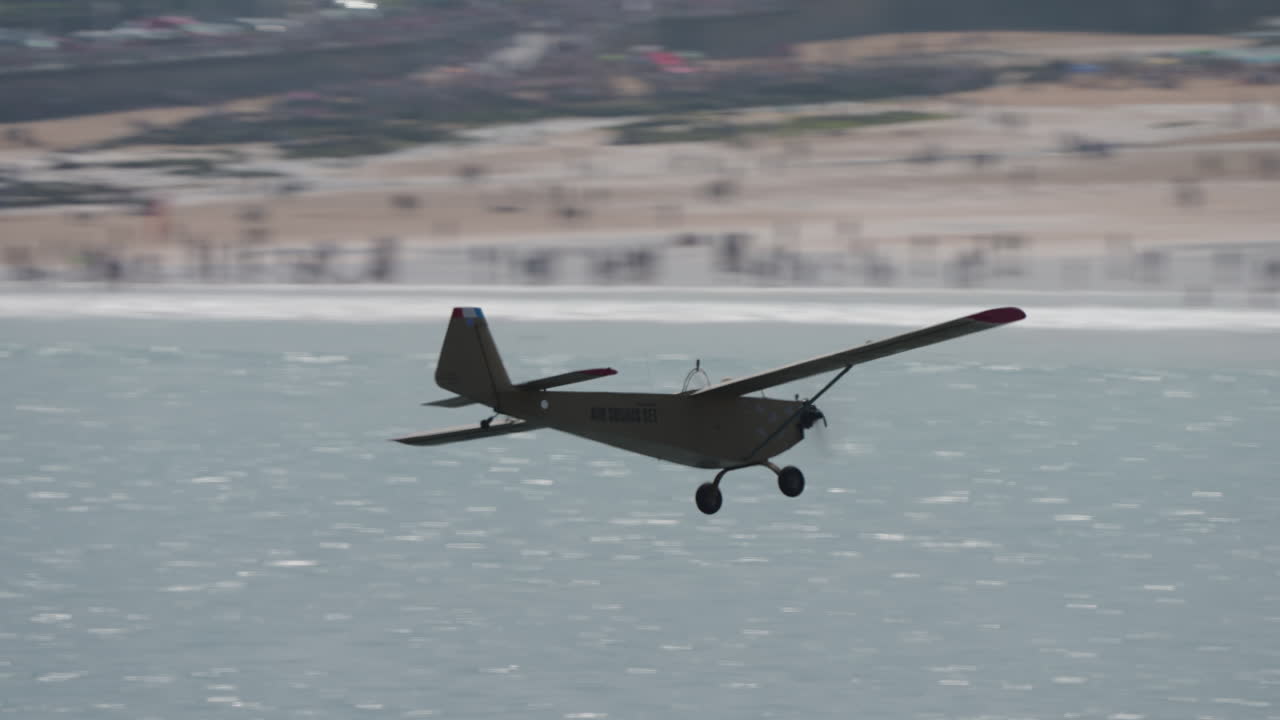 바다 위 를 날아다니는 비행기