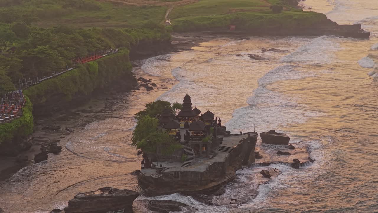 Vista aerea del tempio di Tanah Lot al tramonto a Bali, Indonesia.