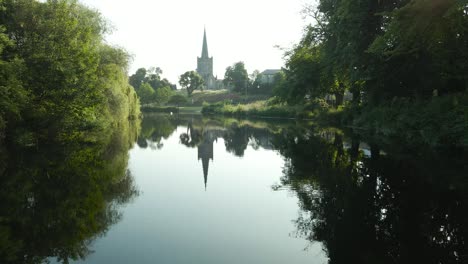 Reflejos-De-Espejo-Sobre-El-Río-Suir