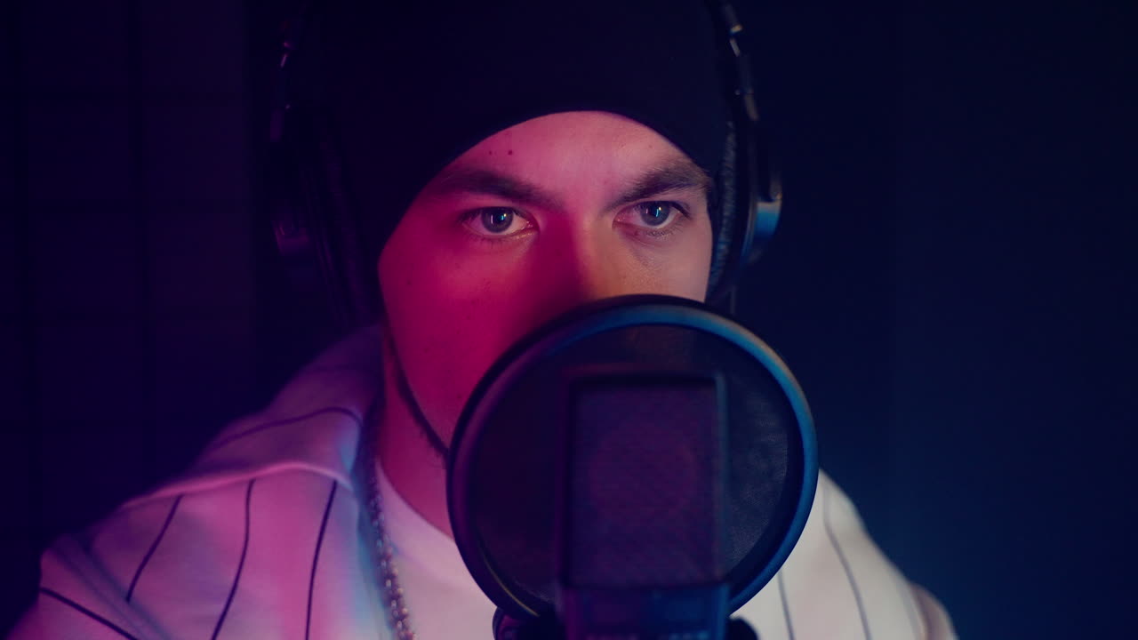 스튜디오에서 녹음하는 음악가