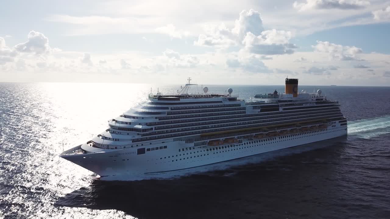 바다에서 크루즈 선박