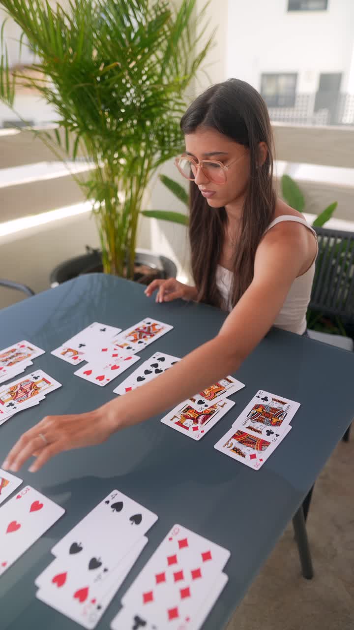 adolescente jugando a las cartas en un patio
